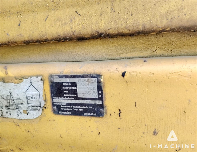KOMATSU PC200-8