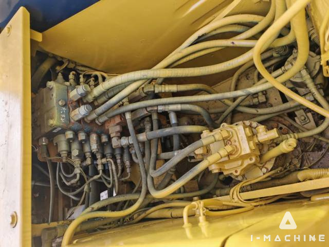 KOMATSU PC130-7