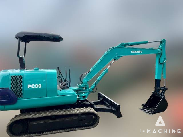 KOMATSU PC30-7